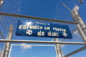 Reinauguraron una cancha de fútbol en una cárcel y con el nombre homenajearon a Diego Maradona