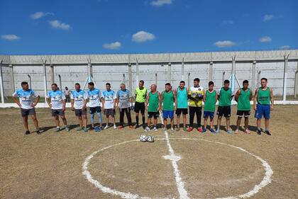 Reinauguraron una cancha de fútbol en una cárcel bonaerense y la bautizaron La Mano de Dios