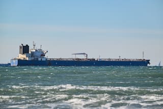 Reino Unido, aliado de Kiev, alivia sanciones al petróleo ruso ante alza de combustible por Irán