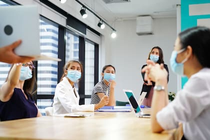 Reino Unido comenzó a recomendar el uso de barbijos para evitar el crecimiento de contagios