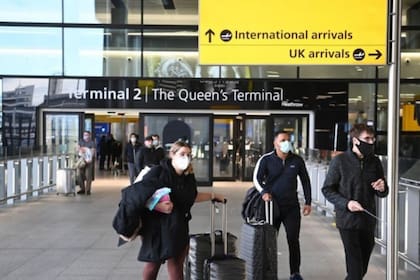 Reino Unido impuso una serie de duras medidas para tratar de atajar la llegada de nuevas variantes