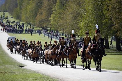 La Royal Horse Artillery sube hacia el Castillo de Windsor antes del funeral 