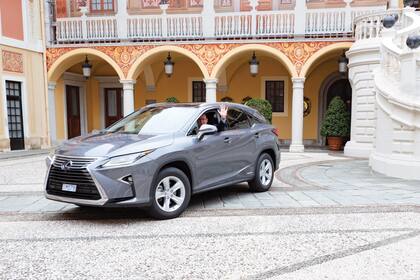 Después de haber sido el primer jefe de Estado en revelar públicamente que estaba infectado con el coronavirus, Alberto de Mónaco fue dado de alta la semana pasada y se lo vio salir al mando de su auto del palacio.