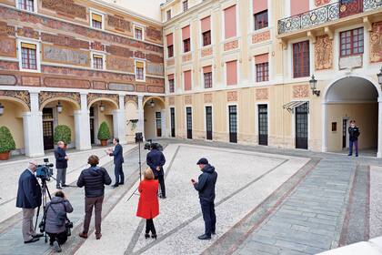 Ya recuperado, el 31 de marzo dio una entrevista en uno de los patios del palacio, donde él se confinó hasta curarse. Desde allí, trabajó en modo remoto, mientras Charlene y los mellizos se instalaron en Roc Agel, su residencia de verano.