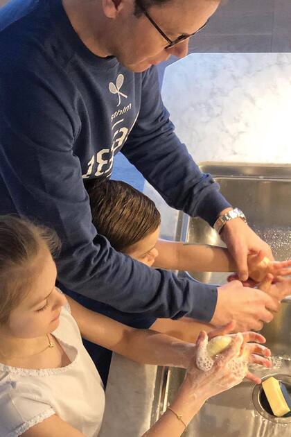 En la cuenta de Instagram de los Bernadotte, el príncipe Daniel y su hija enseñan cómo lavarse bien las manos