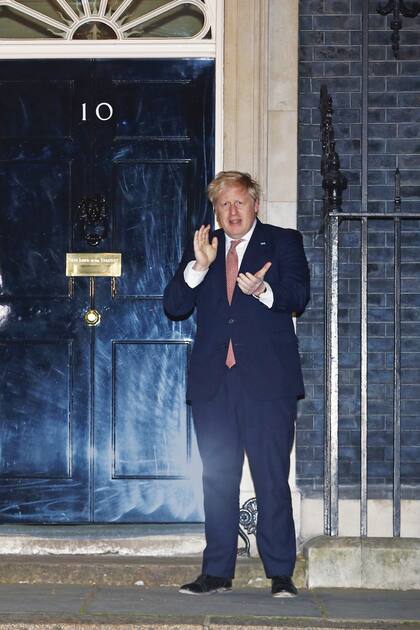 El primer ministro británico tiene coronavirus y el lunes 6, al cierre de esta edición, había sido internado en terapia intensiva con respirador. Las dos semanas previas había mantenido por teléfono su audiencia semanal con la Reina.