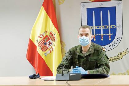 Con guantes y mascarilla, Felipe VI visitó el 3 a las Fuerzas Armadas en la base de Retamares. Les agradeció en persona su compromiso en la emergencia sanitaria que azota España. Y los alentó a seguir trabajando.