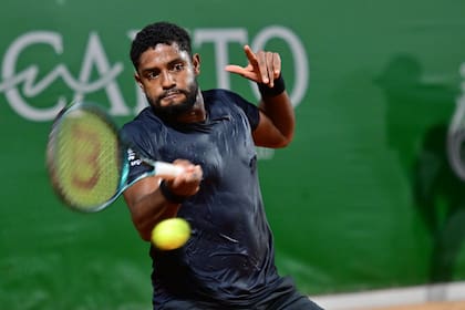 Reis da Silva impactando de drive en Costa do Sauípe: construye su juego desde la línea de fondo y con un intenso despliegue atlético