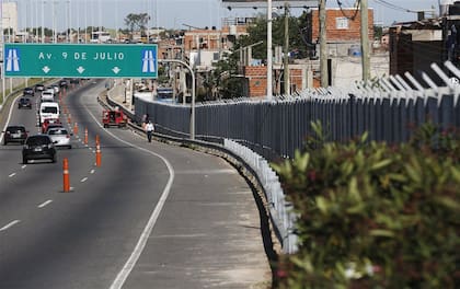 Reja y paredón. Para separar la villa 31 de la autopista Illia; el proyecto contempla la construcción de veredas parquizadas del lado del asentamiento y la instalación de macetones con un cerco vivo; los vecinos prestaron su acuerdo para la obra
