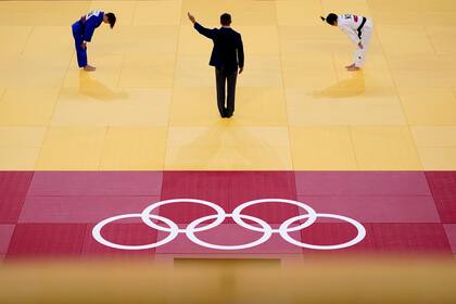 Reka Pupp, de Hungría, a la izquierda, hace una reverencia después de ganar su partido de judo de repesca de -52 kg femenino contra Park Da-sol, de Corea del Sur, a la derecha, en los Juegos Olímpicos de Tokio 2020, el domingo 25 de julio de 2021, en Tokio.