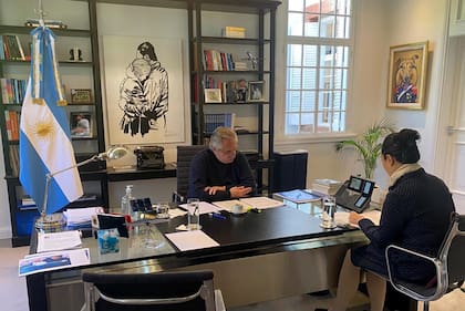 El presidente Alberto Fernández, hoy, durante su conversación telefónica con su par chino, Xi Jinping.