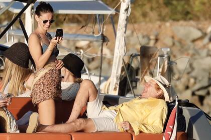 Relajado y feliz,
Rod posa canchero
para su hija Ruby.