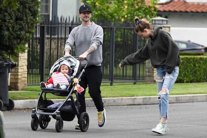 Relajados. Adam Levine, su mujer, Behati Prinsloo, y su pequeña beba salieron a disfrutar del día de la madre, en Los Angeles