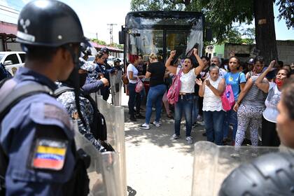 Familiares de reclusos se manifiestan afuera de la prisión de Tocorón un día después de que las autoridades tomaron el control de la prisión, estado de Aragua, Venezuela