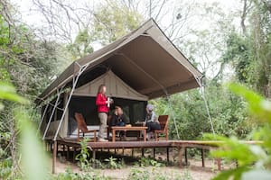 Relax en el deck de una de las carpas africanas del glamping Los Palmares.