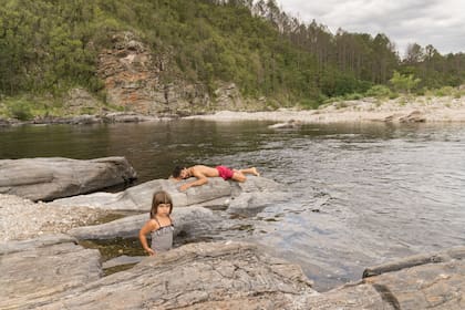 Relax en las piedras que bordean el río Grande. Tres de las nueve hectáreas originales de Umepay miran a ese río salvaje. El ecopueblo tomó el nombre del cerro de enfrente, que en lengua original significa “mirar desde lo alto”.