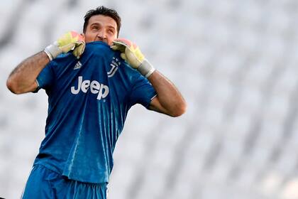 Relegado a un rol secundario por el entrenador Andrea Pirlo, un contemporáneo suyo, Gianluigi Buffon decidió abandonar la Juventus a final de temporada. Había regresado a Turín en 2019 tras un breve paso por PSG, de Francia.