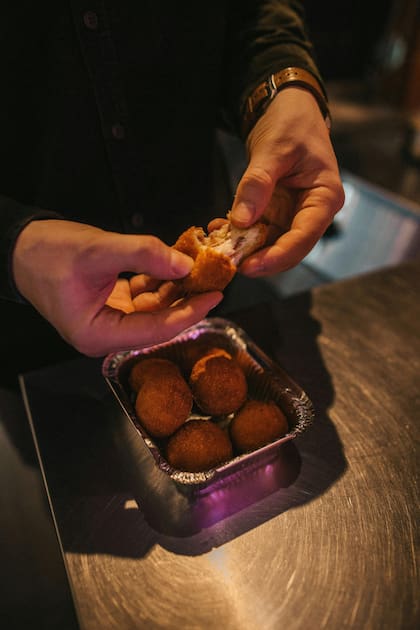 Rellená los arancini con queso mozzarella y disfrutalos en caliente