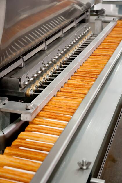 Rellenado de churros en una de las fábricas de El Sol de Galicia