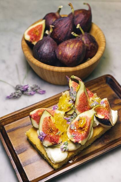 Rellenos: cortar higos en cruz desde arriba, sin llegar a la base, abrir en flor, rellenar con jamón crudo en lonja finito y rúcula. Lo mismo, con queso de cabra y piñones