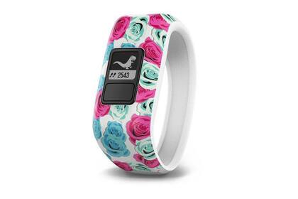 Reloj inteligente. El VivoFit Jr de Garmin es un monitor de actividades resistente al agua que permite a los padres a monitorear sus actividades. Para eso deben instalar una app de la firma en sus celulares. ($6999)