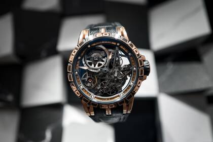 Un reloj confeccionado por la firma Roger Dubuis, exhibido en el Salón de Ginebra