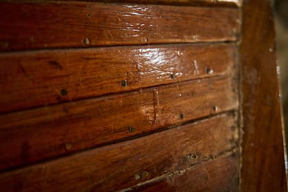 Remaches de cobre originales en botes centenarios del Club Regatas La Marina. Construidos en cedro y ensamblados con técnicas artesanales que ya no se utilizan, su conservación es cada vez más difícil por la falta de materiales y de oficios especializados