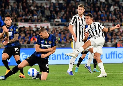 Remata Dybala de zurda ante la oposición de Dzeko