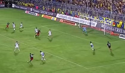 Remate de Juanfer desde afuera y Ledesma manda la pelota al córner; ahí, por el centro, el 10 desequilibra más