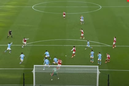 Remate de Zubimendi con 9 jugadores de Manchester City defendiendo dentro de su área; fue el comienzo del segundo tiempo