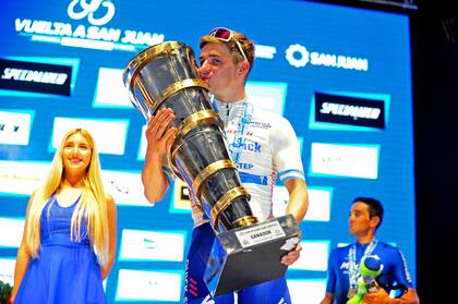 Remco Evenepoel y el trofeo tras conquistar la Vuelta de San Juan