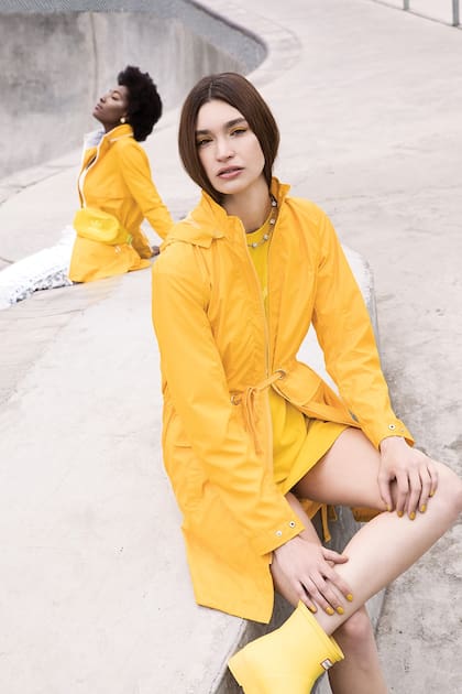 Remera (Adidas), botas de lluvia (Paula Cahen D’Anvers), piloto (Perramus) y collar con perlas (Rapsodia). Piloto (Perramus), top y riñonera (Adidas) y pantalón deportivo (Nike)