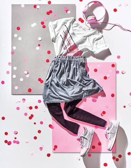 Remera de algodón blanca (Teenitas), falda de algodón gris (Rapsodia Girls), leggins ( Paula Cahen dAnvers), zapatillas blanca y rosada (Vans para Grimoldi)