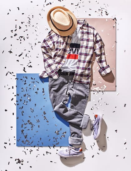 Remera de algodón (Levi’s), cinto negro (Mimo Co), jeans gris y camisa escocesa (Paula Cahen d’Anvers), zapatillas grises (Mimo Co)