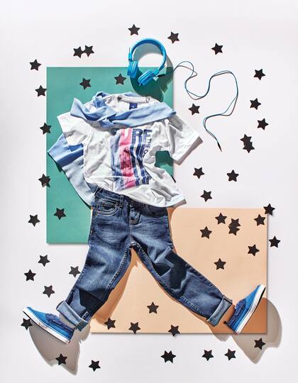 Remera de algodón (Mimo Co), jeans (Levi’s), suéter celeste (Paula Cahen d’Anvers), zapatillas azules (Kickers)