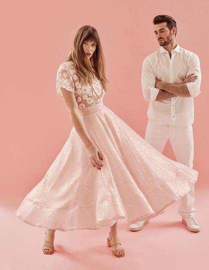 Remera de encaje con flores bordadas, (Las Pepas), falda cintura alta y brillos (Jorge Rey), sandalias (Mishka).
Camisa (Giesso), jeans (Levi's), zapatillas (Perramus)