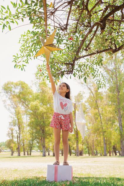 Remera estampada y short de algodón, sandalias de gamuza
con velcro y vincha (todo, Mimo & Co)