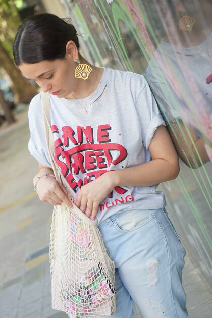 Remera: Estateatenta Eco Bag: Noseda Calzado Zapatos: Julieta Erdocia Accesorios:Les Nereides Paris