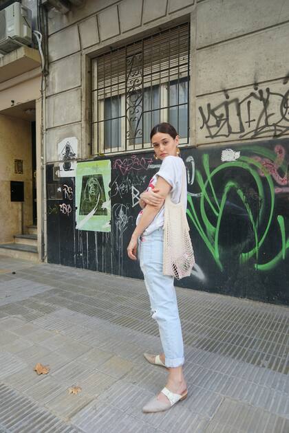 Remera: Estateatenta Eco Bag: Noseda Calzado Zapatos: Julieta Erdocia Accesorios:Les Nereides Paris