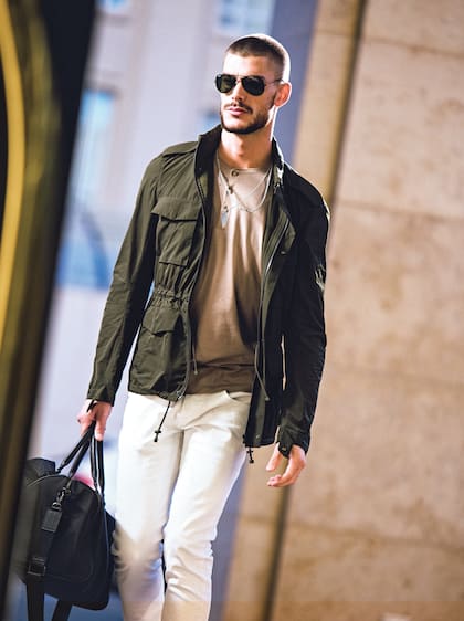 Remera (Giesso), camisa estampada (Levis), jean chupín roto (Lee)