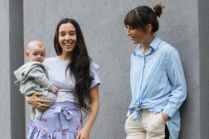 Remera gris $450 de Molise / Falda $1280 de Molise / Camisa rayada $790 y pantalón crudo $980 de Sienna /