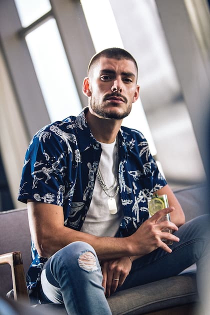 Remera manga corta con botones, campera con bolsillos, jean chupín, bolso de tela (Etiqueta Negra