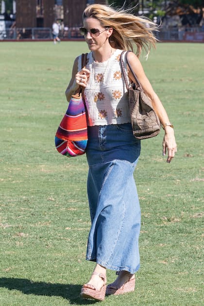 Remera tejida, falda de jean, sandalias con plataforma y colorida cartera de Rocio G para Tatiana Pieres