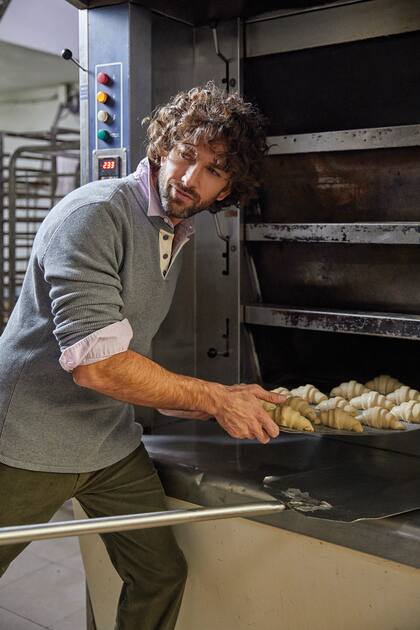 Remera térmica con botones sobre camisa de gabardina y pantalón de corderoy (Levi's)