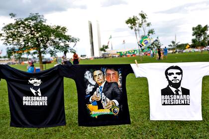 Remeras alusivas a Bolsonaro se ofrecen en la ciudad de Brasilia