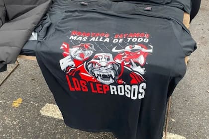 Remeras y merchandising de Los Monos en el partido homenaje a Maxi Rodríguez