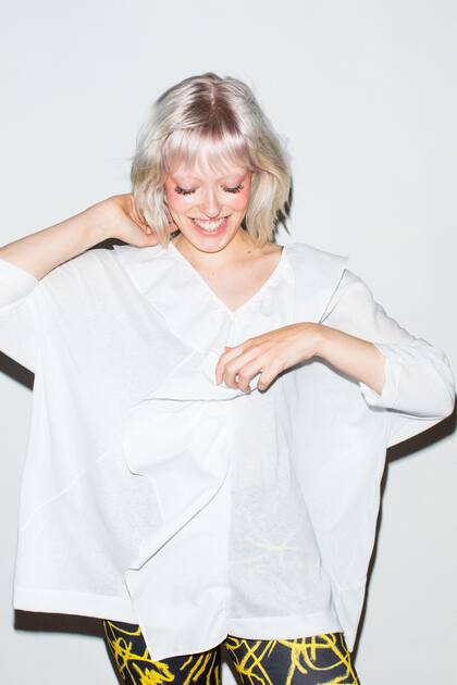 Remerón oversized con mega volado de la diseñadora Ana Förster. Para celebrar a mamá ofrece un descuento especial de 2 prendas 20% off y tres prendas 30% off.