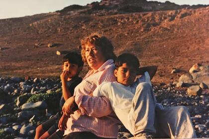 En la foto familiar aparece el creador chileno Mauro Vaca Valenzuela, que en Reminiscencia plantea un potente trabajo biodramático de fuerte contenido poético y politico