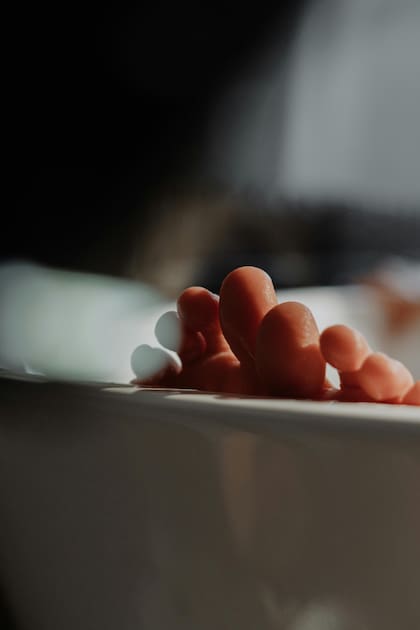 Remojá los pies en agua tibia y luego remové las durezas con una piedra pómez