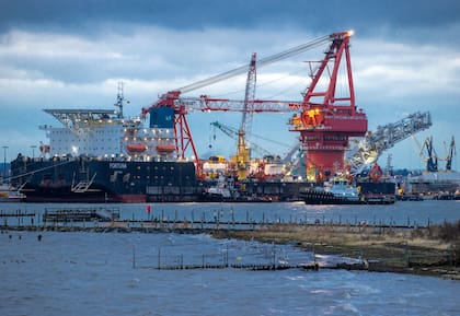 Remolcadores se acoplan al buque ruso "Fortuna" en el puerto de Wismar, Alemania. Los precios de la electricidad y el gas natural están aumentando en Europa, lo que genera temores de aumentos de las tarifas de los servicios públicos e incluso de escasez de gas a medida que se acerca el invierno. (Jens Buettner/dpa via AP, File)